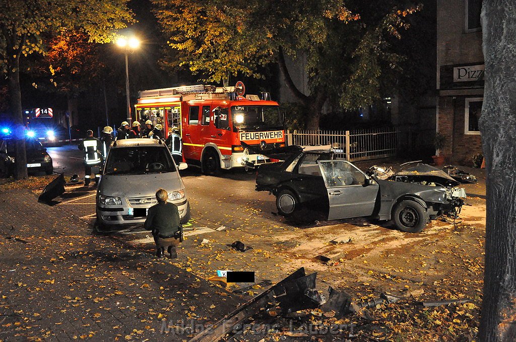 VU PKW gegen Baum Koeln Weiden Aachenerstr Bahnstr P41.JPG